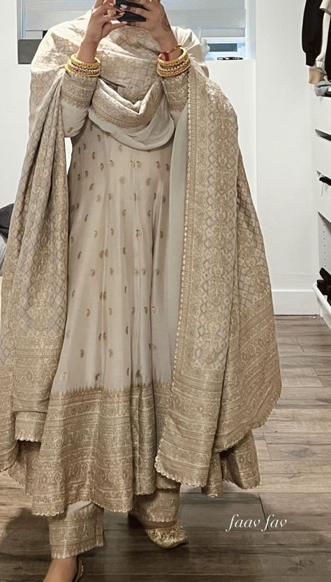 Pakistani Banarsi Suits, How To Style Anarkali Suits, Banarsi Dress Ideas, Off White Sharara Suits, Ethnic Outfits Aesthetic, Banarsi Sharara Suit, Banarsi Outfit Ideas, Banarsi Suit Design Pakistani, Banarsi Anarkali Suits