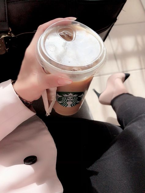 Miercoles de café helado 🙃 #pink #semañapink #lavieenrose #happy #starbucks #coffeelover #black Copo Starbucks, Café Starbucks, Formal Clothes, Future Vision, Minnie Mouse Pink, Drinks Recipes, Blonde Hair Color, Office Work, Blonde Hair