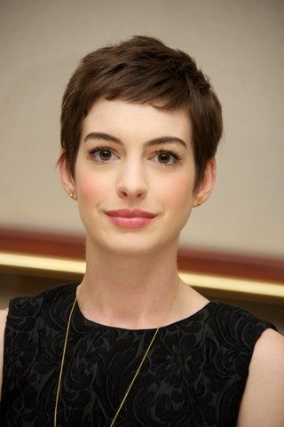 Anne Hathaway Short Hair, Anne Hathaway Pixie, Brown Pixie, Pixie Haircuts, Short Hair Styles Pixie, Dark Brown Hair, Anne Hathaway, Hair Short, Pixie Hairstyles