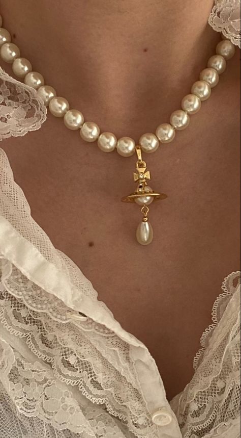 Pearl Necklace Aesthetic, Astronomy Planets, Vivienne Westwood Jewellery, Elegant Beauty, Jewelry Elegant, Jewelry Accessories Ideas, Dope Jewelry, Classy Jewelry, Jewelry Lookbook