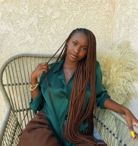 Brown Braids For Black Women Dark Skin, Colored Knotless Braids On Dark Skin, Colored Braids On Dark Skin, Back To Black Hair, Blonde Knotless, Brown Box Braids, Brown Braids, Colored Box Braids, Box Braids Hairstyles For Black Women