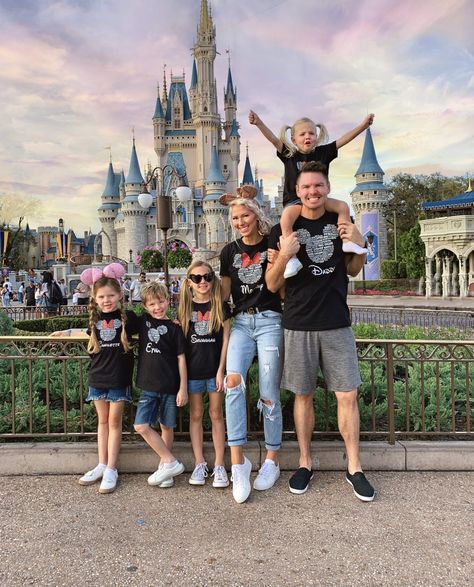 Family Disney Trip Pictures, Disney Castle Family Pictures, Moms Disney World Outfits, Disney Outfit Ideas For Family, Disney Family Photo Ideas, Family Disney World Pictures, Cute Disney Family Outfits, Disney World Family Photos, Magic Kingdom Family Pictures