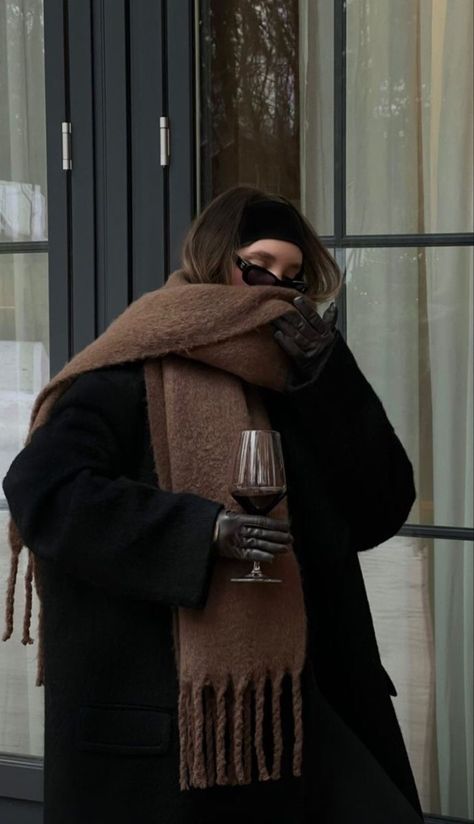 Winter Fashion Cold, Old Money Winter, Stile Blair Waldorf, Adrette Outfits, Fest Outfits, Brown Scarves, Scarf Outfit, Neue Outfits, Looks Street Style