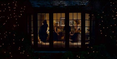 New Year's Eve at Graham's house. The Holiday Grahams House, The Holiday Aesthetic Movie, Christmas Rom Com Aesthetic, Christmas Cinematography, The Holiday Movie Aesthetic, Christmas Movies Aesthetic, The Holiday Aesthetic, The Holiday Movie, Rosehill Cottage