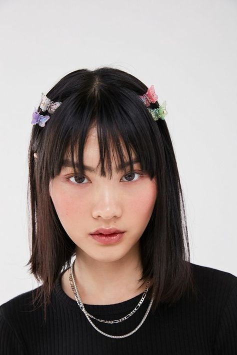 How To Pull Off The 90s Hair Clip Trend With Short Hair - Society19 Hair Clips 90s, Clip Hairstyles, Peinados Fáciles Para Cabello Corto, 90s Hairstyles, Butterfly Hair Clip, Penteado Cabelo Curto, Keith Urban, Butterfly Hair, Trending Hairstyles