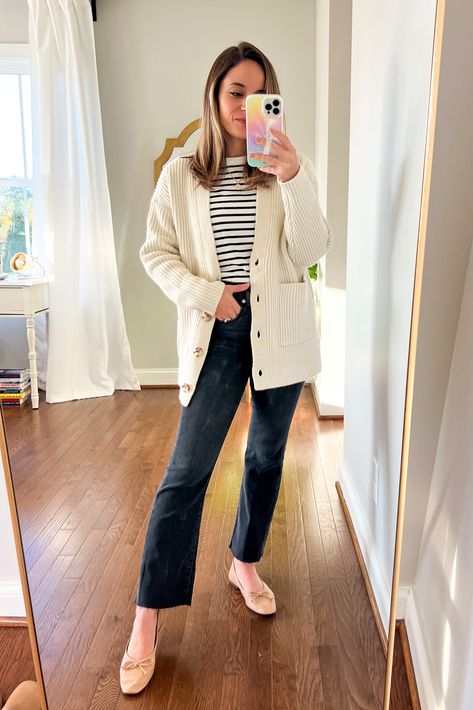 Cream Chunky Cardigan Outfit, How To Style A Cream Cardigan, Oversized Cream Cardigan Outfit, Cream Cardigan Outfits, Cream Cardigan Outfit Winter, Cream Cardigan Outfit Fall, Ivory Cardigan Outfit, Cardigan Jeans Outfit, White Cardigan Outfit Fall