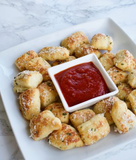 Copycat Domino's Parmesan Bread Bites: my fam loves my pizza, but also loves these parm bites. Very delish copycat recipe. Spot on. Garlic Parmesan Bites, Parmesan Bread Bites Recipe, Dominos Recipe, Parmesan Bread Bites, Parmesan Bites, Bread Bites, Chicken Breast Crockpot Recipes, Parmesan Bread, Pizza Bites