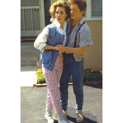 Jennifer Parker Costume - Back to the Future Check more at https://costumerocket.com/jennifer-parker-costume/ Doc From Back To The Future Costume, 80s Fashion Essentials, Back To The Future Fashion, Lorraine Back To The Future, Back To The Future Inspired Outfits, 80s Sitcom Fashion, 1980s Casual Fashion, Back To The Future Costume Family, Back To The Future Couple Costume