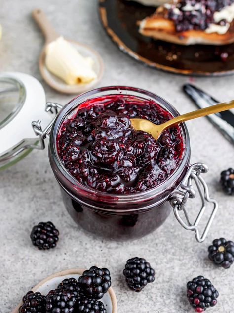 Wild blackberry jam (no pectin) | K33 Kitchen - Delicious plant-based vegan recipes Blackberry Cordial Recipe, Blackberry Jam No Pectin, Blackberry Jam Recipe, Foraging Guide, Blackberry Jam Recipes, Cordial Recipe, Squeezed Lemon, Blackberry Jam, Jam Recipe