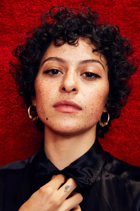 Alia Shawkat, Short Curly Haircuts, Haircuts For Curly Hair, Penteado Cabelo Curto, Curly Hair Cuts, Short Curly Hair, Grunge Hair, Curly Girl, Pixie Hairstyles