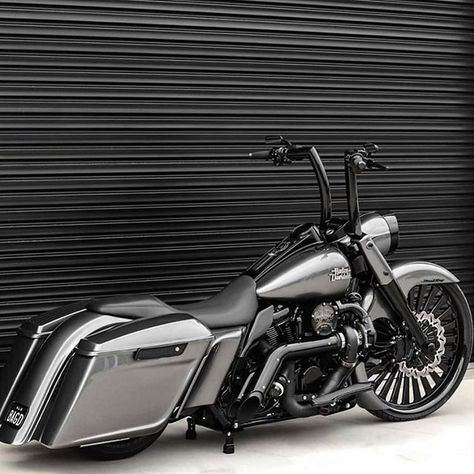 So the people’s champ for 2019 is @kellywillett7 🎉🥇 killer sled Congrats and well deserved. What an amazing beautiful clean and well put… Harley Davidson Motorcycles Road King, Harley Cruiser, Motocykle Harley Davidson, Road King Harley Davidson, Harley Street Glide, Custom Street Glide, Harley Bagger, Harley Davidson Pictures, Street Glide Harley