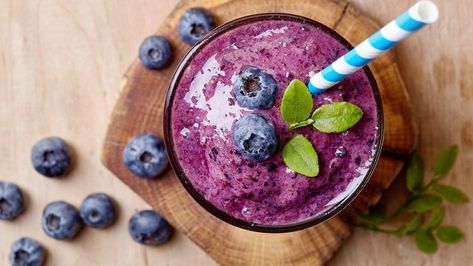 This Anti-Inflammatory Berry Matcha Smoothie Is the Best Healthy Breakfast for Busy Mornings Pancake Smoothie, Fitness Smoothies, Vegan Breakfast Smoothie, Blueberry Pancake, Snacks Under 100 Calories, Matcha Smoothie, Blueberry Smoothie, Healthy Vegan Breakfast, Workout Smoothies