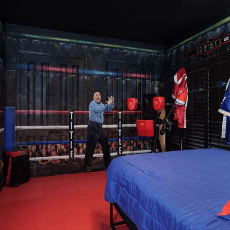 An actual Boxing ring bedroom - This is at a luxury vacation home rental near Walt Disney World and Orlando - It's The Lake Louisa Chateau - look it up! Boys Bedroom Ideas, Sports Room Decor, Boxing Rings, Boxing Ring, Home Rental, Wet Felting Projects, Themed Bedroom, Sports Room, Boxing Training