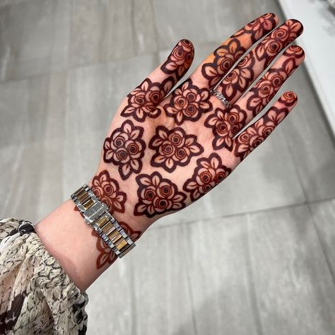 Minimal Bridal Henna design Casual Mehendi Designs, Easy Rose Mehndi Designs, Mehndi New Designs Unique, Aesthetic Front Hand Mehndi, Mehandi Designs For Hands Simple 2024, Mehndi Rose Designs, Front Mehendi Designs Simple, Rose Mehndi Designs Simple, Mehendi Designs Stylish