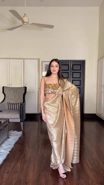 Engagement Outfit Guest, Engagement Guest Outfit Indian, Engagement Guest Outfit, Indian Engagement Outfit, Farewell Saree, Latest Bridal Lehenga Designs, Outfit Indian, Indian Engagement, Golden Saree