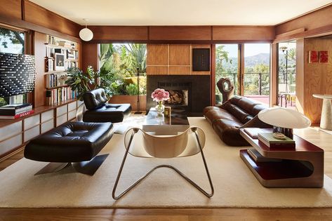 Modern 70s Home Living Room, 1970s Interior Design, Interiors 2023, 70s Room, 70s Interior, Cabin Core, Sunken Living Room, Kitchen Decorating, Design Del Prodotto