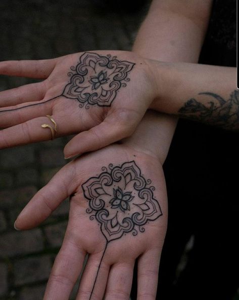 Hand Palm Tattoos, Tattoo Main, Ephemeral Tattoo, Palm Tattoo, Tattoos For Men And Women, Tattoo Me, Palm Tattoos, 4 Tattoo, Henna Tattoo Designs Simple