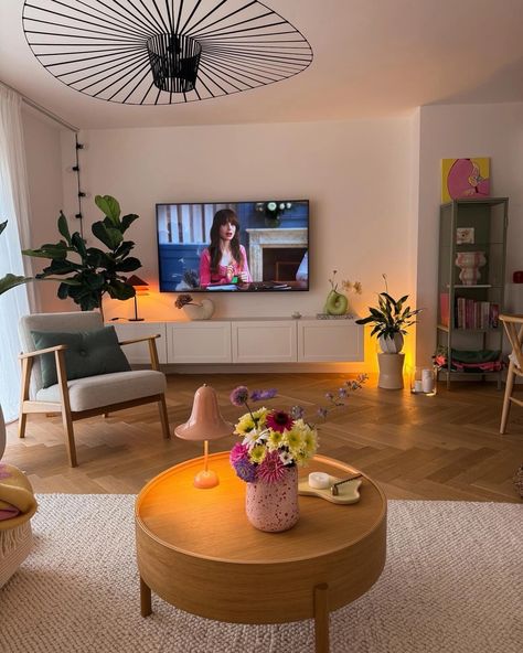 Chic Living Room Decor Small Apartments, Minimal Colourful Living Room, Living Room Appartement Aesthetic, Bright Color Living Room Designs, Modern Colourful Interior, Minimalist Colourful Living Room, Apartment Inspiration Colorful, Modern Artsy Living Room, Soft Living Room Aesthetic