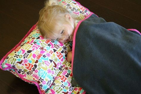 Nap Mat Pattern, Nap Mat Tutorial, Bed Roll, Kids Nap Mats, Nap Mats, Baby Slaapzakken, Baby Gifts To Make, Toddler Nap Mat, Toddler Nap