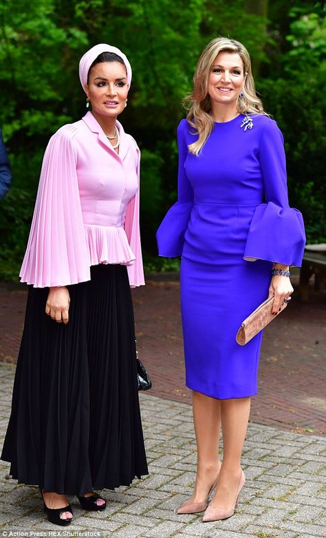 Qatar's Sheikha Mozah and Dutch Queen Maxima in The Hague Sheikha Mozah, Regina Maxima, Dutch Queen, Modern Dresses, Chique Outfit, Queen Fashion, Royal Dresses, Statement Sleeves, Royal Outfits