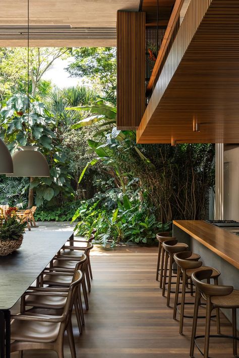 Brazilian House Architecture, Brazilian Contemporary Architecture, Bali Office Design, Brazilian Architecture Interior Design, Modern Brazilian Interior Design, Brazilian Decor Interior Design, Tropical Modern Kitchen, Modern Tropical House Interior, Brazilian Interior Design