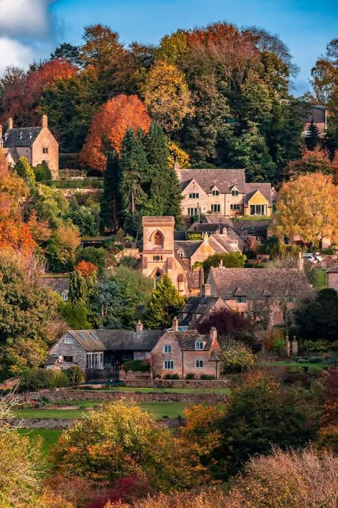 British Town Aesthetic, English Countryside Autumn, British Countryside Aesthetic, British Village, Country Living Uk, Autumn Cottage, Imaginary Friends, English Village, Countryside House