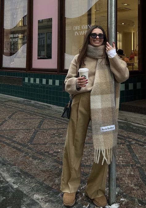 Giant Scarf Outfit, Muffler Outfit Women, Muffler Style Women, Acne Studios Scarf Outfit, Chunky Scarf Outfit, Bussines Casual Woman, Plaid Scarf Outfit, Acne Studios Scarf, Scarf Outfit Winter