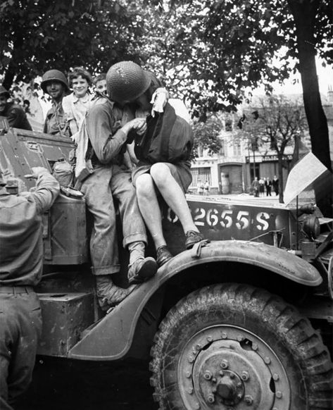 An American Soldier And A Frenchwoman Kissing In A Picture That Raised Eyebrows After Appearing In Life Magazine, 1944 Heartwarming Pictures, Us Soldiers, American Soldiers, Pearl Harbor, Historical Pictures, Life Magazine, White Photo, Military History, Historical Photos