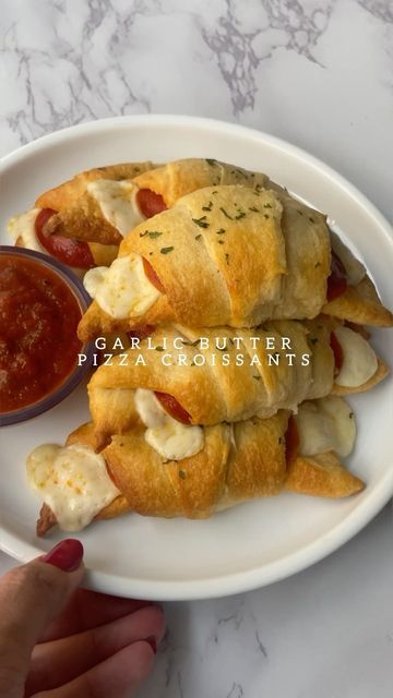 Pizza Croissant, Baking Instagram, Croissant Roll, Crescent Roll Pizza, Pizza Roll Up, Croissant Dough, Appetizers For Kids, Football Snacks, Crescent Dough