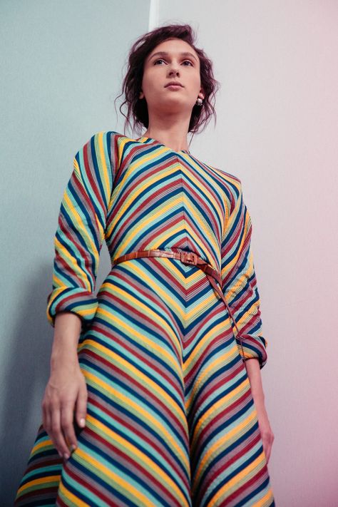 Dress Editorial, Abstract Fashion, Maria Grazia Chiuri, Stripe Outfits, Christian Dior Couture, 2017 Fashion Trends, Chevron Dress, Dior Couture, Vogue Runway