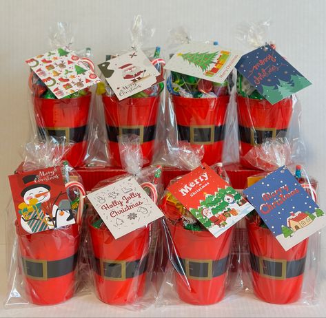 Christmas Class Gifts For Kids Student, Christmas Gift Ideas For Classroom Kids, Kids Christmas Party Favors, Christmas Notepad, Class Christmas Gifts, Christmas Goodie Bags, Basket Kids, Pop It Fidget, Goodie Bags For Kids