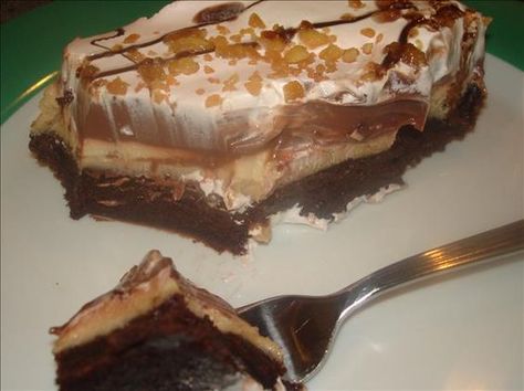 Jimmy Carter Cake II from Food.com - another recipe to make so I can tell people what they're eating lol Parfait Desserts, Layered Desserts, Jimmy Carter, Pudding Desserts, Instant Pudding, Chocolate Shavings, Yummy Sweets, Breakfast Dessert, Creamy Peanut Butter