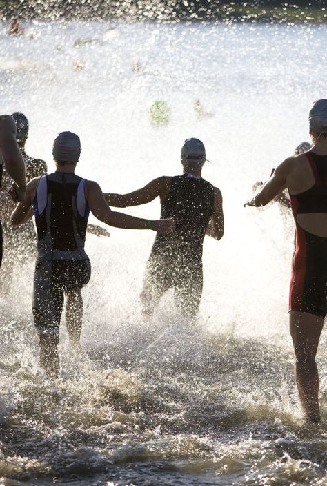 Triathletes At Start of Triathlon Running Into The Water. Tri Athlon Training, Triathlete Women, Triathlon Aesthetic, Sprint Triathlon Training Plan, Ironman Triathlon Motivation, Sprint Triathlon Training, Ironman Triathlon Tattoo, Triathlon Training Program, Triathlon Training Plan