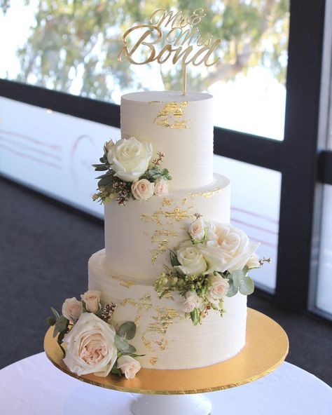 Wedding Cake Designs Romantic, Wedding Tiered Cake, Cake Decor Wedding, 50th Anniversary Cakes Gold 2 Tier, Wedding Cakes With Gold Accents, Wedding Cakes Elegant Romantic Gold, Bride Cake Wedding, Wedding Cakes With Gold, Little Wedding Cakes