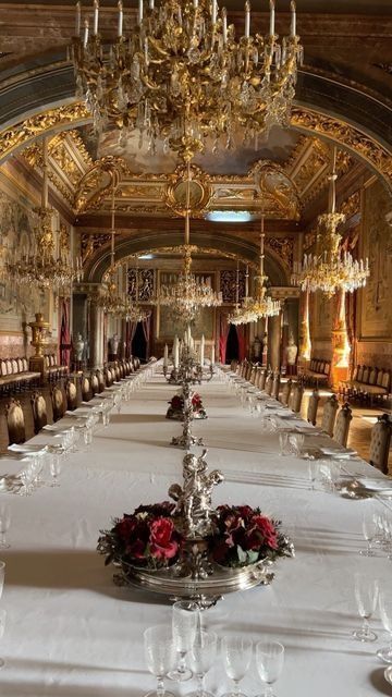 Castle Dinner Room, Old Money Dining Room, Royal Dining Room, Castle Dining Room, Fancy Dining Room, Gala Aesthetic, Creative Vision Boards, Royal Party, Cathedral Architecture