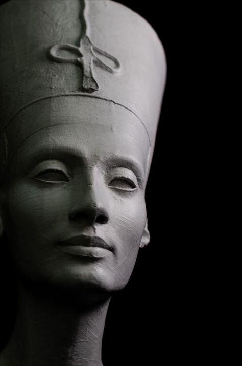 Nefertiti Statue, Bust Of Nefertiti, Sun Queen, Greek Sculptures, Ancient Egyptian Statues, Nefertiti Bust, Copper Painting, Ancient Greek Sculpture, Egyptian Museum