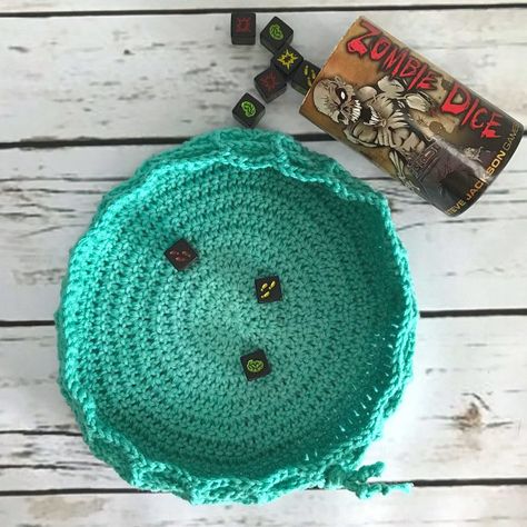 DC Dice Bag - Free Crochet Pattern - Drawstring Bag - Easy Crochet Pattern - Dice bag - Beginner Crochet - www.greenfoxfarmsdesigns.com Crochet Dice, Foundation Half Double Crochet, Crochet Drawstring, Craft Crochet, Crochet Shell Stitch, Bag Craft, Bag Pattern Free, Rolling Tray, Beginner Crochet