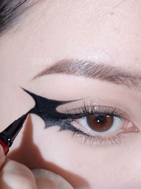 Easy bat eyeliner makeup tutorial🦇 #halloweenmakeup | Instagram Halloween Makeup Bat Eyes, Bat Eyeliner Halloween, Bat Inspired Makeup, Bat Eyeliner Tutorial, Goth Eyeliner Tutorial, Goth Makeup Easy, Vampire Eyeliner, Easy Makeup Ideas For Halloween, Bat Costume Makeup