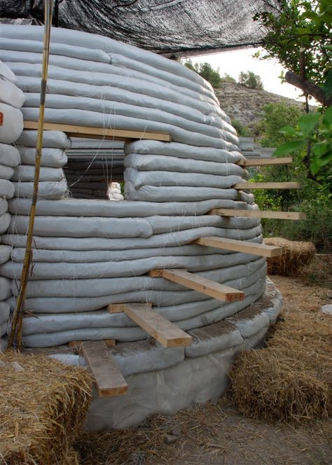 Literatura sustentável: Um livro que te ensina construir uma casa do chão ao teto Earthbag House Plans, Earthbag House, Casa Hobbit, Earth Bag Homes, Earth Bag, Dome Building, Eco Buildings, Earthship Home, Mud House