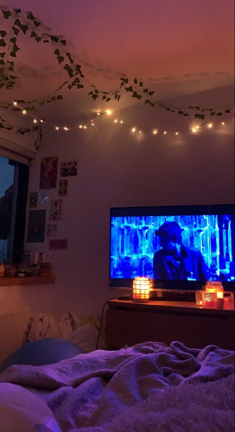 Cosy Nights Aesthetic, Bedrooms In Film, Candles Aesthetic Bedroom Night, Comfy Room Aesthetic Night Lights, Chill Aesthetic Vibes Night Bedroom, Dreamy Room Night Lights, Cozy Bedroom With Projector, Cosy Bedroom Aesthetic Night, Cosy Room Aesthetic Bedroom