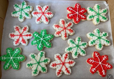 Snowflake Decorated Sugar Cookies, Snowflake Cookies Decorated Simple, Snowflake Sugar Cookies Decorating Ideas, Winter Cookies Decorated, Buttercream Snowflake Cookies, Blue Snowflake Cookies, Buttercream Designs, Winter Cookie, Christmas Cookies Decorated