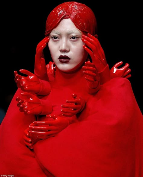 Gleaming hands around the models neck looked as if they were covered in blood and reaching out like something from a nightmare Esmod Paris, China Fashion Week, Weird Fashion, Avant Garde Fashion, Red Aesthetic, Mellow Yellow, China Fashion, Costume Design, Chinese Style