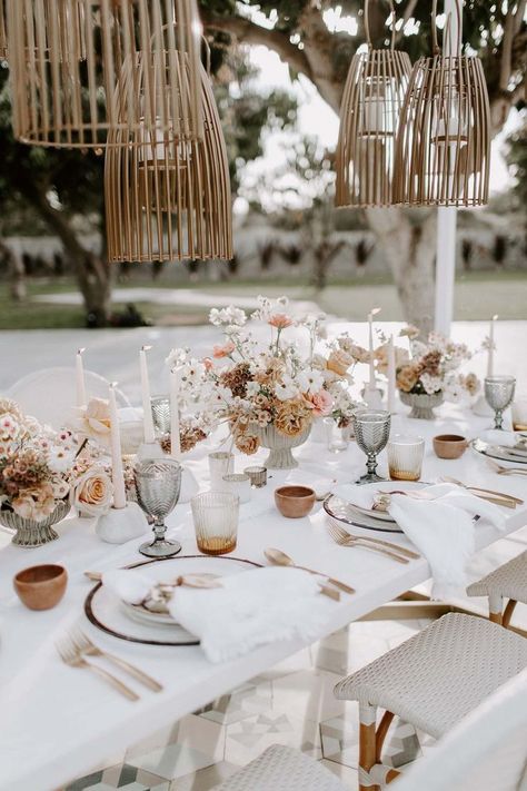 White And Gold Plates, Gold Plates, Deco Champetre, Wedding Table Designs, Dried Florals, Neutral Wedding, Lesson Planning, Wedding Table Decorations, Wedding Table Settings