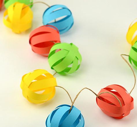 Paper Ball DIY Garland | This Christmas craft is sooo pretty! Kids Make Christmas Ornaments, Paper Ball, Mini Chef, Paper Party Decorations, Diy Christmas Garland, Paper Christmas Decorations, Paper Balls, Paper Chains, Paper Banners