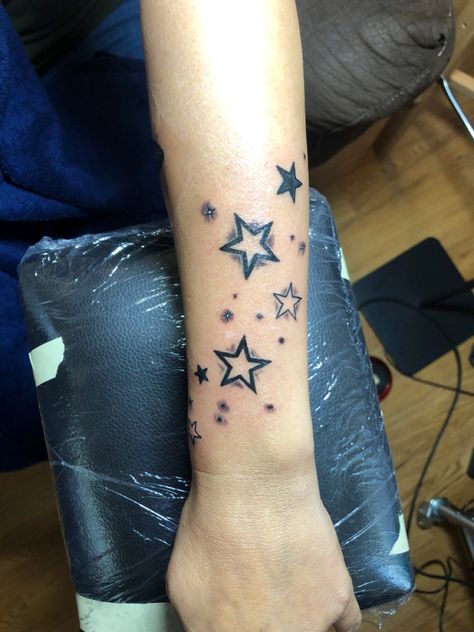 Arm Tattoos For Women Stars, Trad Stars Tattoo, Arm Tattoo Y2k, Star Tattoos On Arm, Star Arm Tattoos For Women, Stars Tattoo On Arm, Star Wrap Around Tattoo, Y2k Tattoo Ideas Arm Sleeve, Star Tattoo Back Of Arm