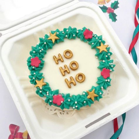 The Bento cake is trending all over Instagram. This Korean cake looks adorable as it is a mini cake nestled in a takeout box. Its simple decoration makes it stand out and easy to bake at home. Credit - @whishnwhipbyishmaishana #christmasdecore Simple Mini Cake Designs, Bento Cake Design Ideas, Bento Cake Design, Easy Christmas Breakfast, Cake Design Ideas, Christmas Pastries, Christmas Cakes Easy, Christmas Themed Cake, Easy To Bake