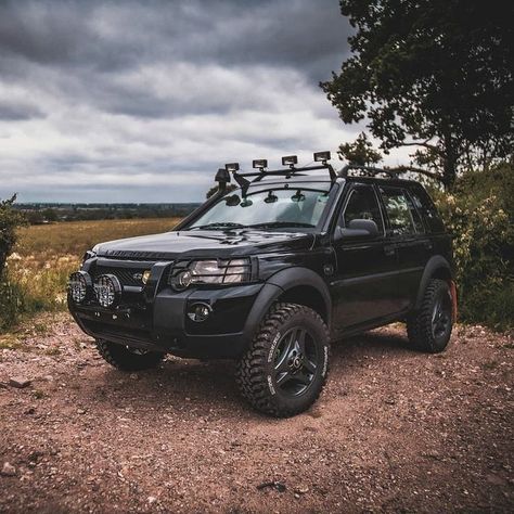 1,675 Likes, 18 Comments - @landroverphotoalbum on Instagram: “What a stellar looking Land Rover! "A few months in lockdown put to good use. A complete rebuild of…” Black Hulk, Suv Camper, 4x4 Van, Freelander 2, Clutch Plate, Land Rover Freelander, Grand Vitara, Car Projects, Jeep Cars