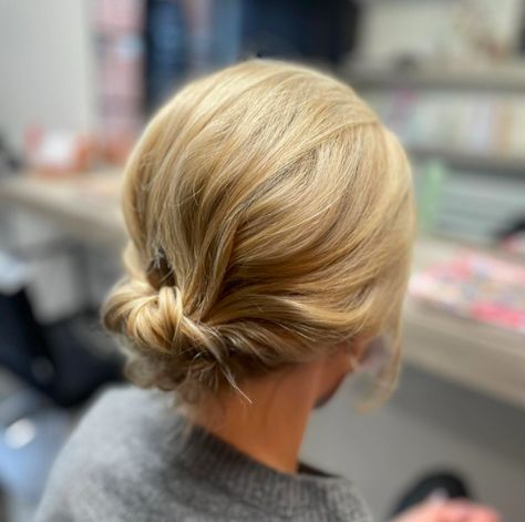 Simple Work Updos For Short Hair, Simple Updos For Short Hair Casual, Chignon Updo Short Hair, Work Updos For Short Hair, Shirt Hair Updo, Hair Updos For Work, Short Hair Updo Easy For Work, Hair Up For Work, Updos For Work