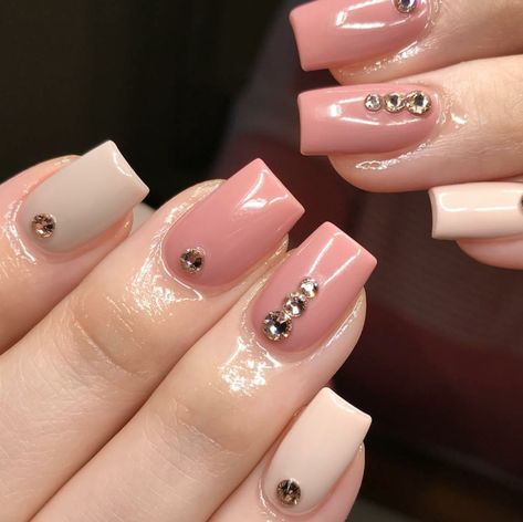 Short Nail Designs Diamonds, Short Nail Rhinestone Design, Short Nude Nails With Rhinestones, Short Square Nails With Rhinestones, Short Nails With Diamonds, Square Nails With Rhinestones, Short Nails With Rhinestones, Short Nails With Gems, Ongles Bling Bling