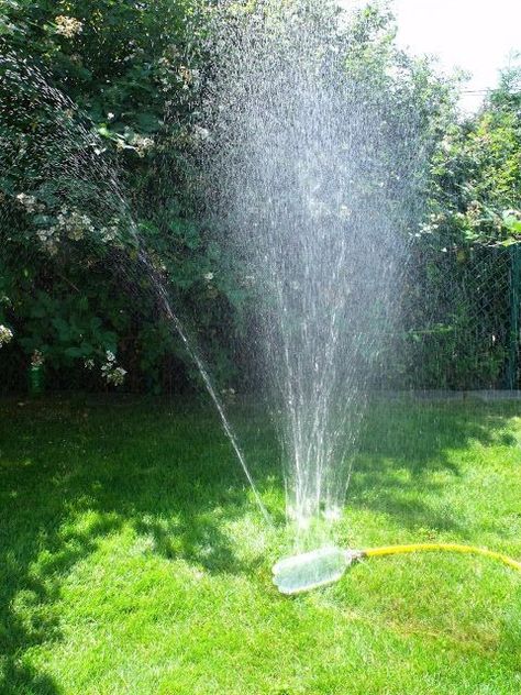 Backyard Water Games, Backyard Activities, Reuse Plastic Bottles, Water Sprinkler, Bottle Garden, Water Games, Kid Craft, Diy Water, Backyard Games